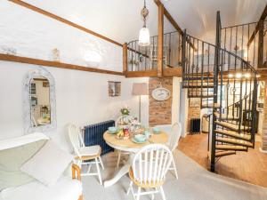 een keuken en eetkamer met een tafel en stoelen bij The Old Byre in Willsborough