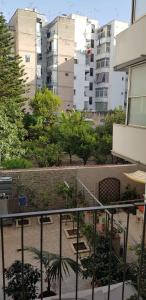 vista su un balcone con edifici sullo sfondo di AMaTa House a Taranto