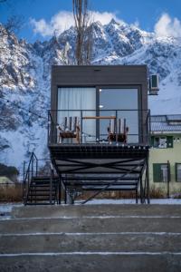 Nespecifikovaný výhled na hory nebo výhled na hory při pohledu z hotelu