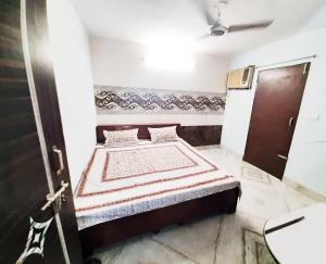 um quarto com uma cama num quarto em AMAN RESIDENCY em Nova Deli