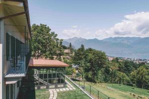 ein Gebäude mit einem Pavillon und Blick auf das Wasser in der Unterkunft Casa Rampolina in Stresa