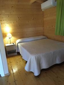 Camping Riberamar في أوروبيسا ديل مار: غرفة نوم بسريرين في غرفة خشبية