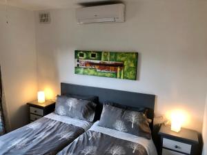 sypialnia z 2 łóżkami i 2 lampkami na stołach w obiekcie Casa Maiakai w mieście Playa Blanca +25 zdjęć