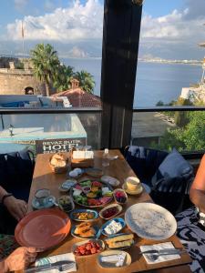 een tafel met eten erop met uitzicht op de oceaan bij Antalya Inn Hotel in Antalya