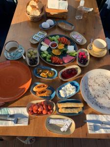 een houten tafel met borden eten erop bij Antalya Inn Hotel in Antalya