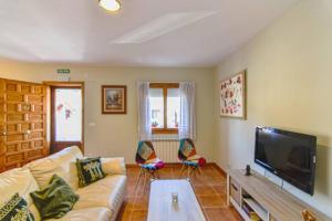 TV a/nebo společenská místnost v ubytování Cómodo y coqueto chalet con jardín en Argoños