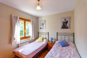 Postel nebo postele na pokoji v ubytování Cómodo y coqueto chalet con jardín en Argoños