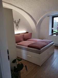 een bed in een kamer met een gewelfd plafond bij Zur alten Post Zittau in Zittau