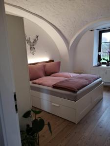 a bed in a room with an arched ceiling at Zur alten Post Zittau in Zittau