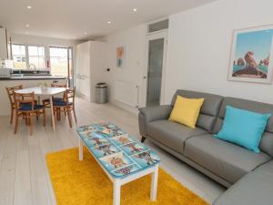 ein Wohnzimmer mit einem Sofa und einem Tisch in der Unterkunft Little Starboard in Kingsbridge