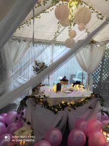 サロにあるVilla Luna Lombardaの白いテント(ピンクと紫の風船付きテーブル付)