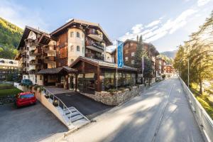 - une vue sur une rue avec un bâtiment dans l'établissement Boutique Hotel Albana Real - Restaurants & Spa, à Zermatt