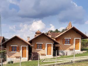 a house with brown brick at Estalagem Do Luar in Monte Verde