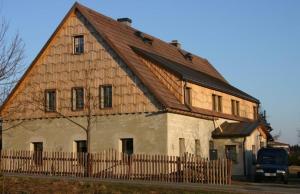 een groot houten huis met een hek ervoor bij Ferienwohnung Wagner in Kurort Altenberg