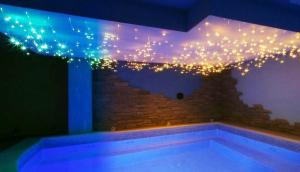 um quarto com uma piscina com luzes no tecto em Dujany em Nus