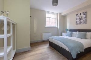 a bedroom with a large bed and a window at Hereford City Centre - Apartment 4, Isabella House - Modern Apartment In The Heart of The City - Sleeps 4 Guests - Hosted by RENTMYHOUSE in Hereford