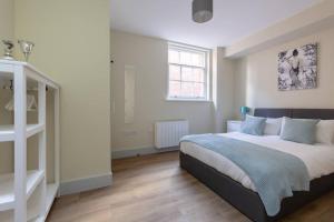 een slaapkamer met een groot bed en een raam bij Apartment 4, Isabella House, Aparthotel, By RentMyHouse in Hereford