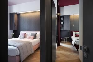ミラノにあるConti Guest Houseのベッドルーム1室(ピンクの枕が付くベッド2台付)