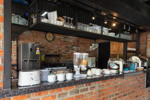 Una cocina o cocineta en Riverra Inn Langkawi 48 fotos más