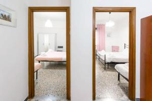 Posteľ alebo postele v izbe v ubytovaní HostMe Gardenhouse Vaticano