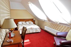 Postel nebo postele na pokoji v ubytování Hotel - Dworek Tryumf