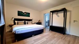 Ein Bett oder Betten in einem Zimmer der Unterkunft Moes Diner Hotel