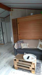 sala de estar con sofá y mesa en le haut village Chambre d'hôtes Mobi-Loft cosy sauna ,douche ,chromothérapie, en Arrest