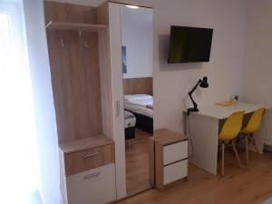 Telewizja i/lub zestaw kina domowego w obiekcie SZWEDZKA22 PL Premium Rooms