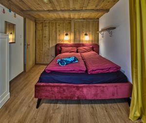 Ein Bett oder Betten in einem Zimmer der Unterkunft Uelis-Stöckli-Gästezimmer auf belebtem Bauernhof mit Hotpot und Alpakatrekking