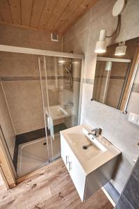 Kúpeľňa v ubytovaní Domek "SKI" z widokiem na góry, sauną i jacuzzi