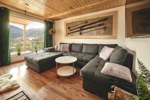 Posedenie v ubytovaní Domek "SKI" z widokiem na góry, sauną i jacuzzi