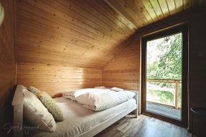 Posteľ alebo postele v izbe v ubytovaní Domek "SKI" z widokiem na góry, sauną i jacuzzi