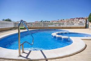 - une petite piscine avec un toboggan dans l'établissement Spacious 2 Bed Ground floor apartment with beautiful communal pool, à Villamartín
