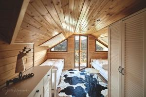 Posteľ alebo postele v izbe v ubytovaní Domek "SKI" z widokiem na góry, sauną i jacuzzi
