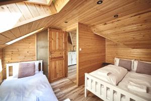 Posteľ alebo postele v izbe v ubytovaní Domek "SKI" z widokiem na góry, sauną i jacuzzi