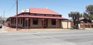 un viejo edificio en la esquina de una calle en Daydream Motel and Apartments, en Broken Hill