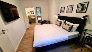 Ein Bett oder Betten in einem Zimmer der Unterkunft Moes Diner Hotel