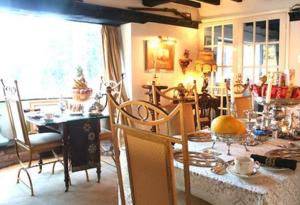 ニューアーク・オン・トレントにあるNewark Lodge Guest Houseのキッチン、ダイニングルーム(テーブル、椅子付)