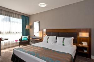 En eller flere senger på et rom på Holiday Inn Nice, an IHG Hotel