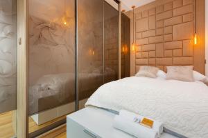 Posteľ alebo postele v izbe v ubytovaní Apartments Warsaw Pawia by Noclegi Renters