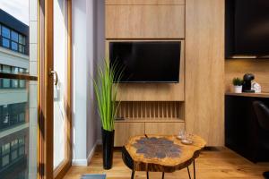 Televízia a/alebo spoločenská miestnosť v ubytovaní Apartments Warsaw Pawia by Noclegi Renters