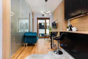 Televízia a/alebo spoločenská miestnosť v ubytovaní Apartments Warsaw Pawia by Noclegi Renters