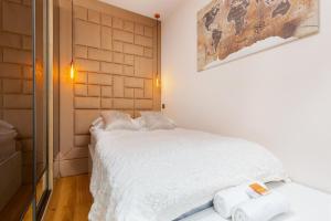 Posteľ alebo postele v izbe v ubytovaní Apartments Warsaw Pawia by Noclegi Renters