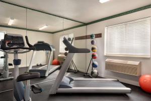 The fitness centre and/or fitness facilities at Baymont by Wyndham Swanton