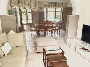 uma sala de estar com um sofá e uma mesa em Villa La Croisée des Chemins em Bray-Dunes
