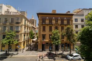 vistas a una calle de una ciudad con edificios en Soho Boutique Malaga en Málaga