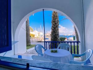 a table and chairs on a balcony with a view of the ocean at Marina Cap Monastir- Appart'Hôtel in Monastir