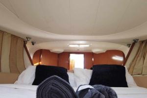 uma cama no meio de um quarto em Yate de lujo en getxo Luxury yacht in Getxo em Getxo
