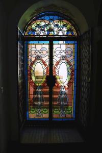 阿特里的住宿－BeB Cornelia，门上的彩色玻璃窗
