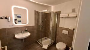 Ein Badezimmer in der Unterkunft Moes Diner Hotel